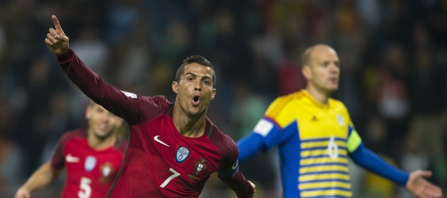 Cristiano Ronaldo recibe el galardón de Mejor Goleador Internacional de 2016 por la IFFHS Cristiano Ronaldo recibe el galardón de Mejor Goleador Internacional de 2016 por la IFFHS