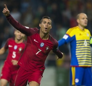 Cristiano Ronaldo recibe el galardón de Mejor Goleador Internacional de 2016 por la IFFHS Cristiano Ronaldo recibe el galardón de Mejor Goleador Internacional de 2016 por la IFFHS