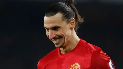Zlatan Ibrahimovic sonríe durante un partido con el United Zlatan Ibrahimovic sonríe durante un partido con el United
