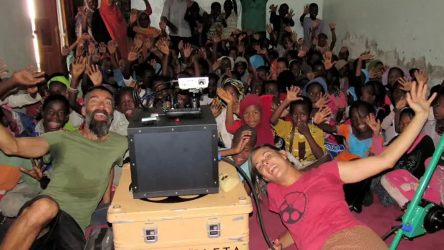 CINECICLETA Carmelo e Isa:pedaleando por África