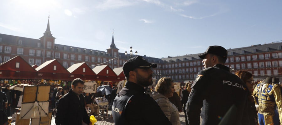 Agentes de policía en la Plaza Mayor de Madrid Agentes de policía en la Plaza Mayor de Madrid