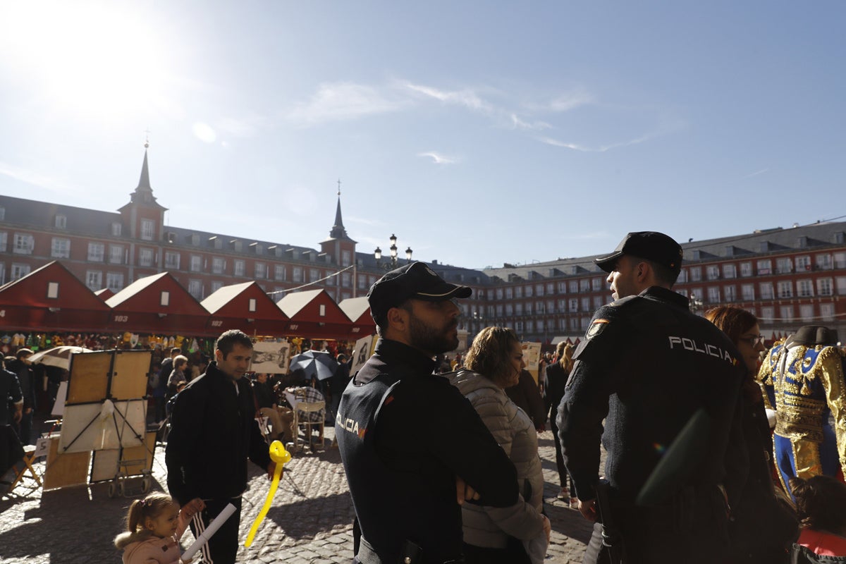 Seis detenidos, cinco menores, por insultar y lanzar piedras a un transexual en Madrid Seis detenidos, cinco menores, por insultar y lanzar piedras a un transexual en Madrid