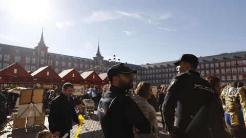 Agentes de polic&iacute;a en la Plaza Mayor de Madrid