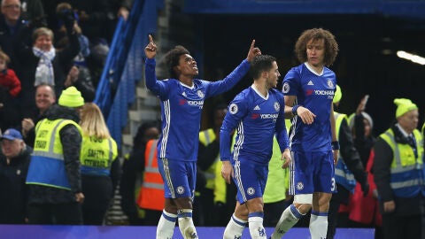 Willian celebra uno de sus goles ante el Stoke City