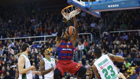 Joey Dorsey hace un mate ante el Darussafaka