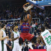 Joey Dorsey hace un mate ante el Darussafaka Joey Dorsey hace un mate ante el Darussafaka