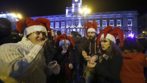 Jóvenes celebrando las preuvas en la Puerta del Sol