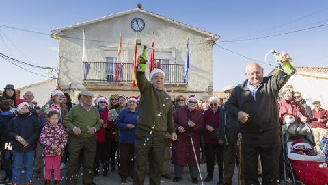 Los vecinos de la peque&ntilde;a localidad abulense de Villar de Corneja celebran las campanadas a mediod&iacute;a