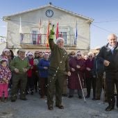 Los vecinos de la pequeña localidad abulense de Villar de Corneja celebran las campanadas a mediodía