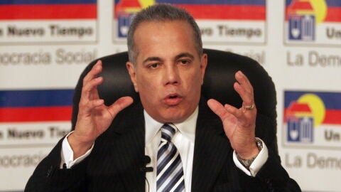 El pol&iacute;tico opositor venezolano Manuel Rosales, durante una rueda de prensa en octubre de 2009