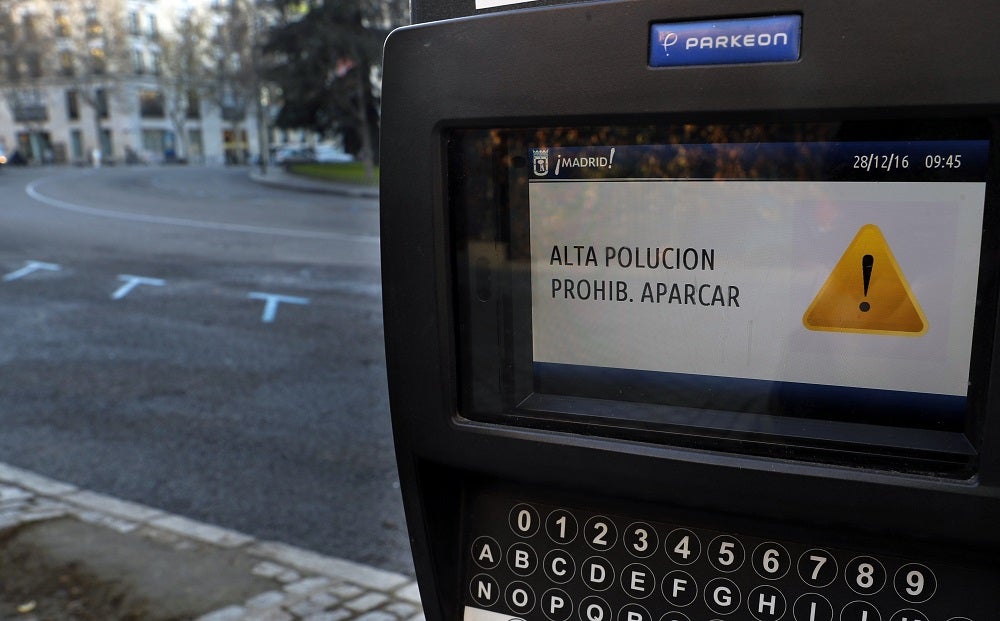 Los coches sin etiqueta medioambiental no podrán aparcar en la zona SER en 2020 Los coches sin etiqueta medioambiental no podrán aparcar en la zona SER en 2020