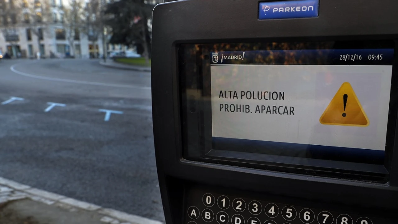 Un parquimetro en la zona centro avisa a los usuarios de la prohibición
