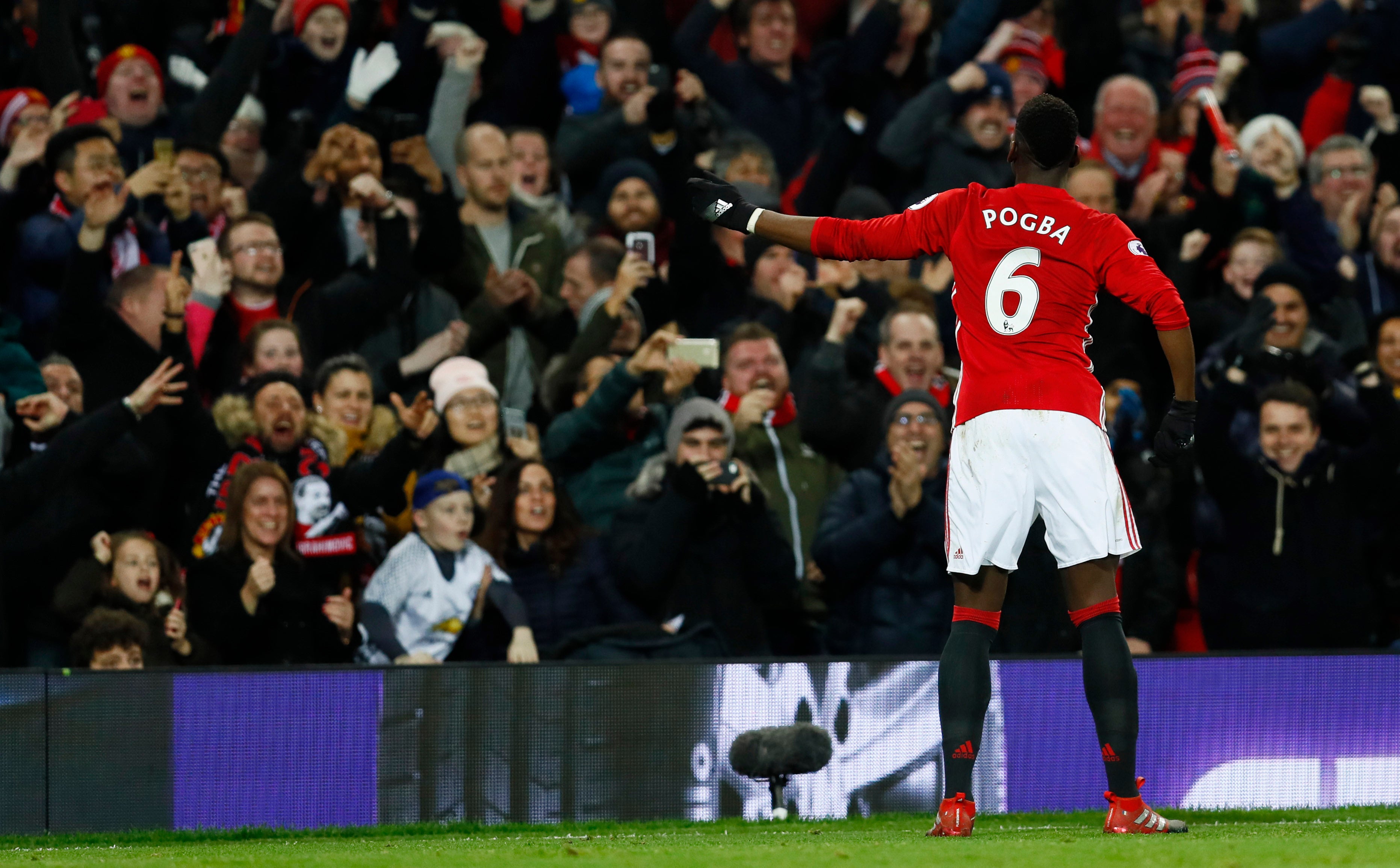 Pogba y Martial salvan al United en los últimos minutos ante el 'Boro' Pogba y Martial salvan al United en los últimos minutos ante el 'Boro'