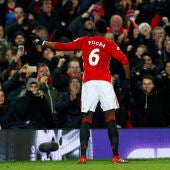 Pogba celebra su gol contra el Middlesbrough con la afición del United