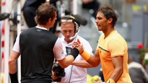 Andy Murray y Rafa Nadal se saludan despu&eacute;s de jugar la semifinal del Mutua Madrid Open