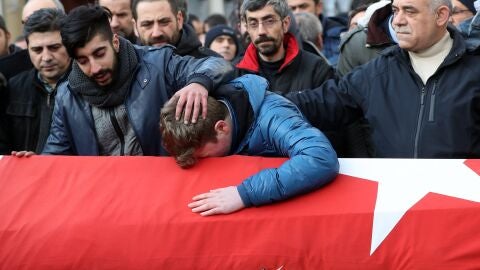 Familiares y amigos lamentan la muerte de una de las v&iacute;ctimas del ataque en la discoteca 'Reina' de Estambul'