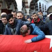 Familiares y amigos lamentan la muerte de una de las víctimas del ataque en la discoteca 'Reina' de Estambul'
