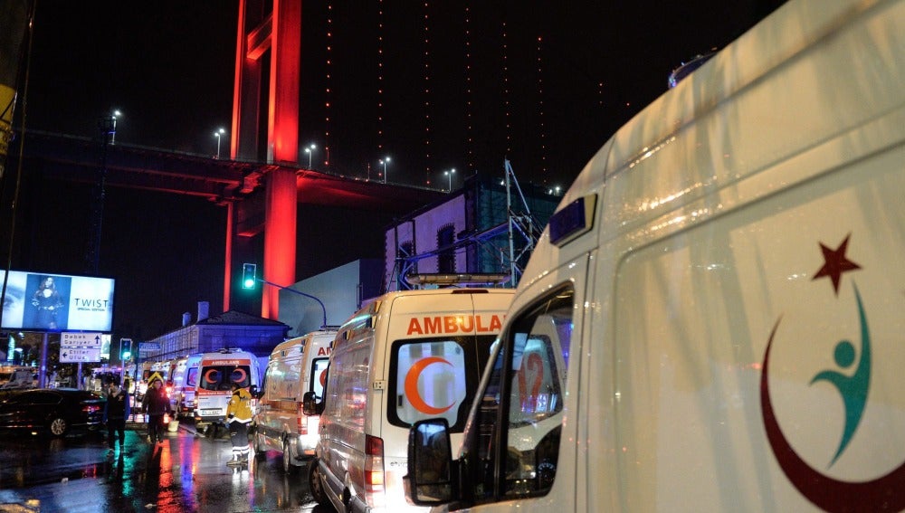 Caravana de ambulancias en Estambul tras el ataque a la discoteca 'Reina'