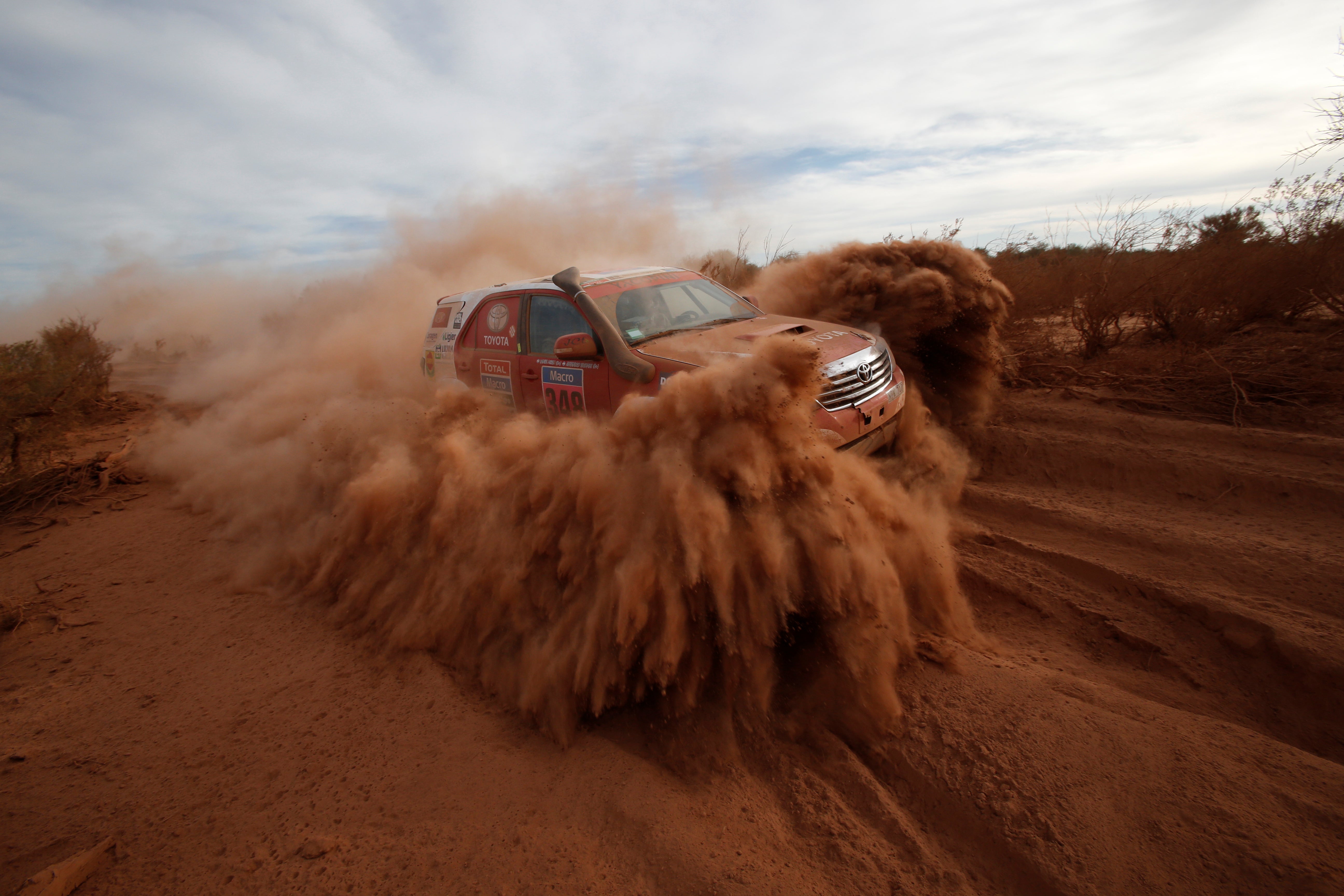 El Dakar más extremo da comienzo con Carlos Sainz, Nani Roma y Laia Sanz en busca de la corona El Dakar más extremo da comienzo con Carlos Sainz, Nani Roma y Laia Sanz en busca de la corona