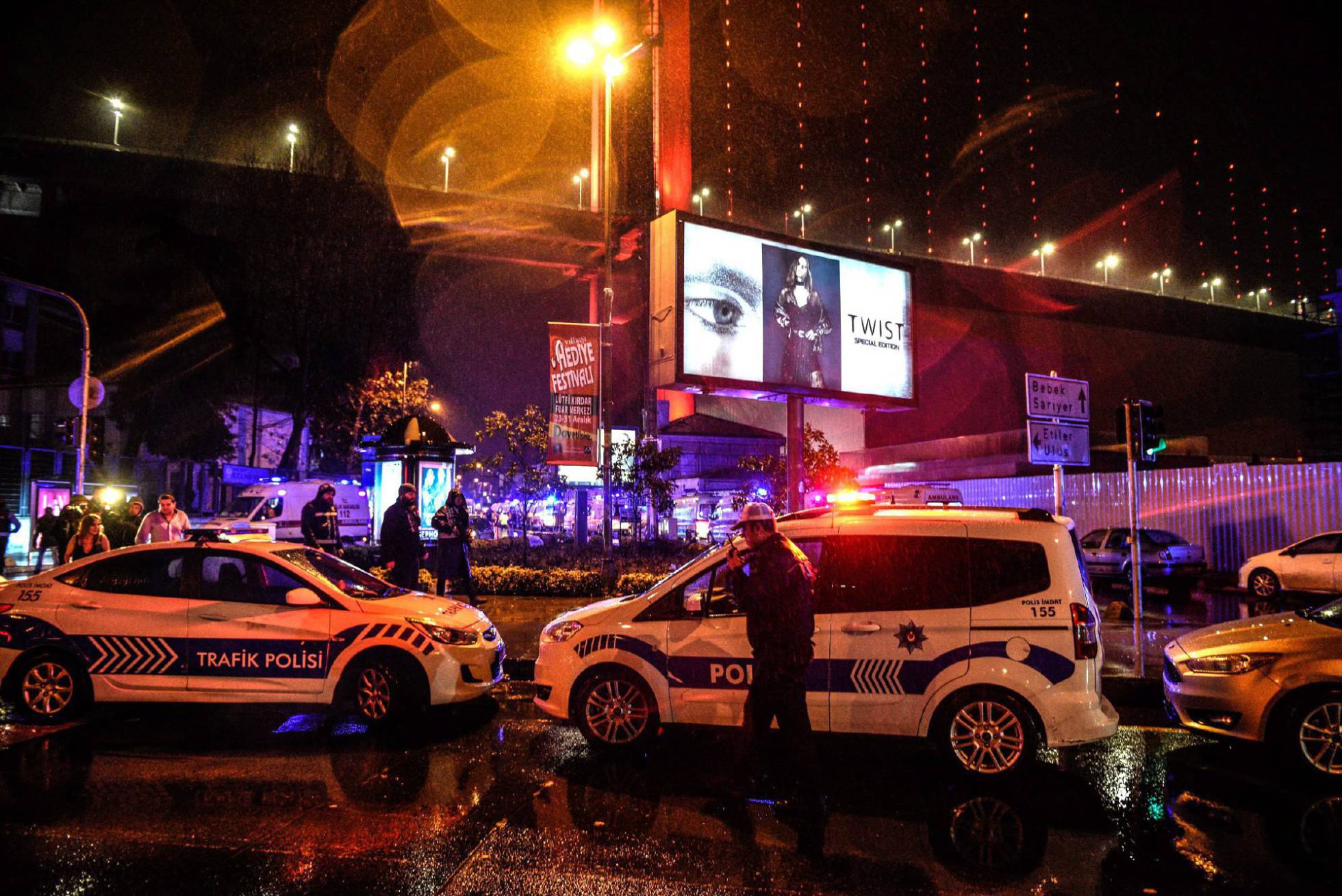 Al menos 39 muertos y 69 heridos en un atentado en una discoteca de Estambul Al menos 39 muertos y 69 heridos en un atentado en una discoteca de Estambul