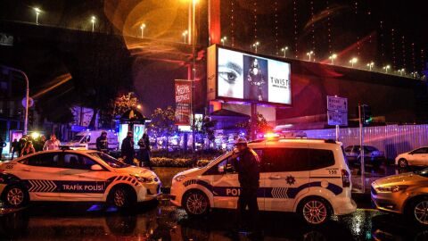 La polic&iacute;a acordona los exteriores de la discoteca Reina de Estambul