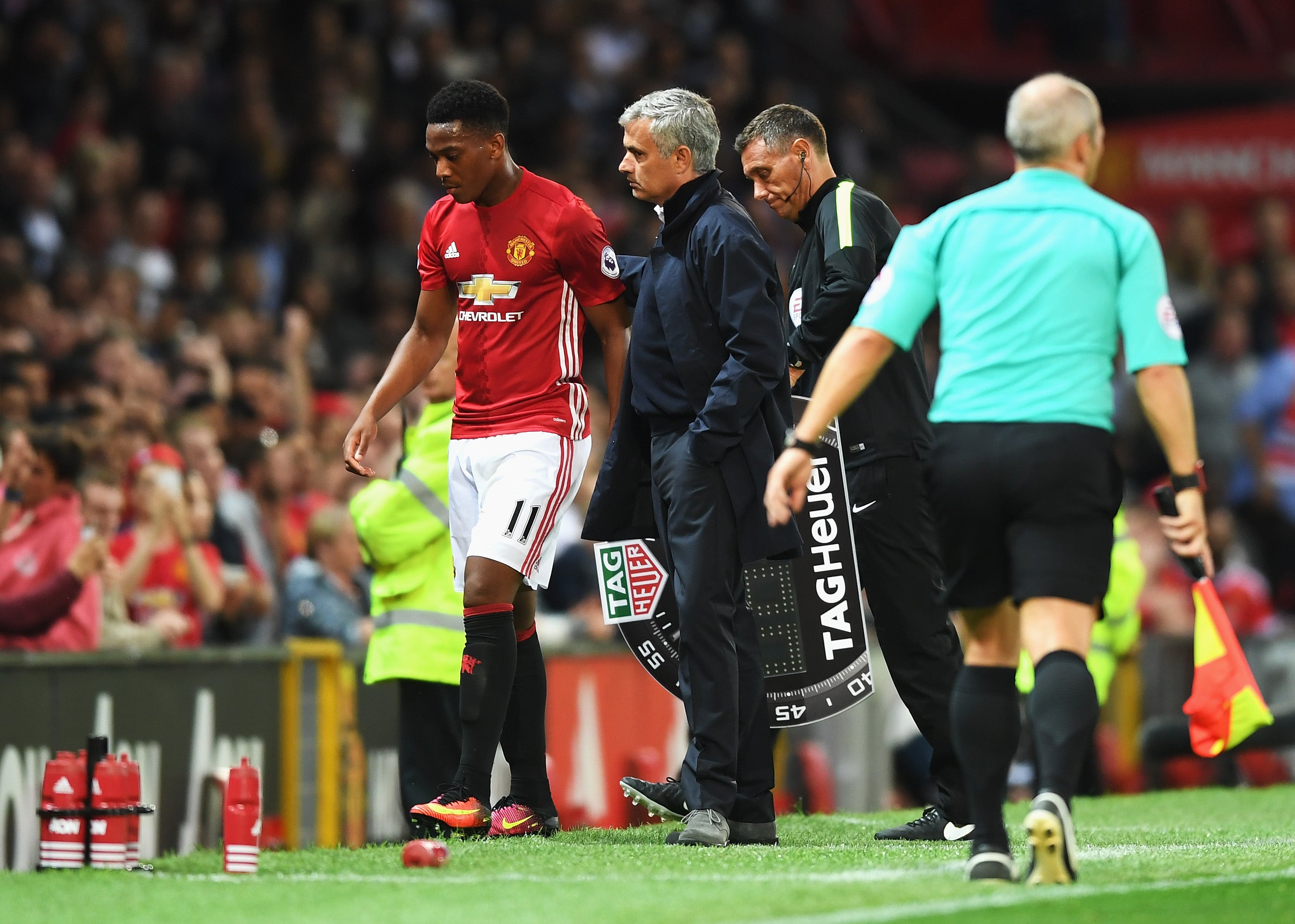 Mourinho: "Martial tiene que escucharme a mí y no a su agente" Mourinho: "Martial tiene que escucharme a mí y no a su agente"