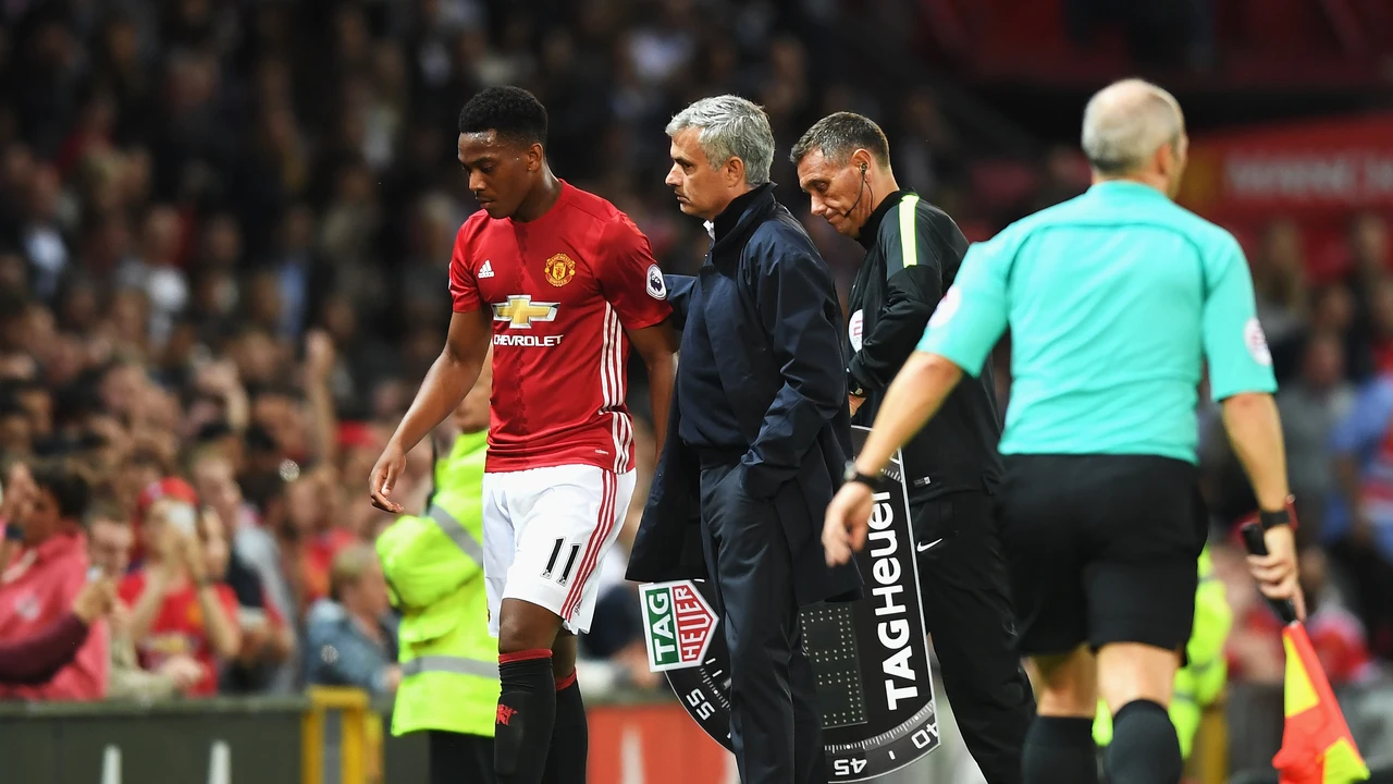 Mourinho da una palmada a Martial tras cambiarle durante un encuentro