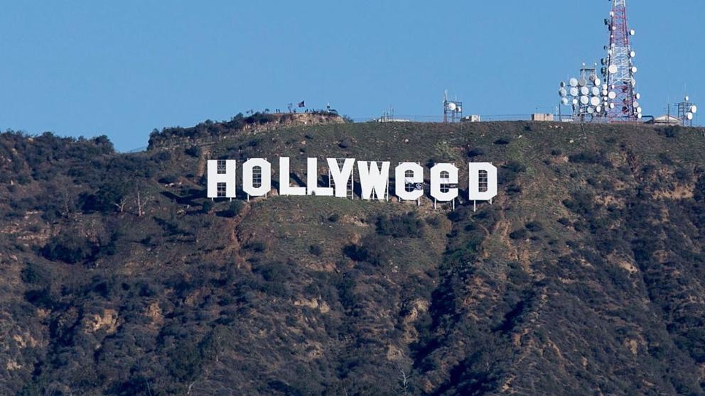 Un hombre cambia las letras del famoso cartel de Hollywood, que pasa a ser 'Hollyweed' (marihuana) Un hombre cambia las letras del famoso cartel de Hollywood, que pasa a ser 'Hollyweed' (marihuana)