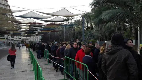 Aspecto que presentaba la cola momentos antes de abrir las casetas de venta se sillas para la Cabalgata de Reyes de Elche. Cabalgata Reyes 2017