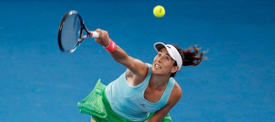Garbiñe Muguruza ejecuta un saque durante su partido Garbiñe Muguruza ejecuta un saque durante su partido