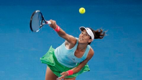 Garbi&ntilde;e Muguruza ejecuta un saque durante su partido