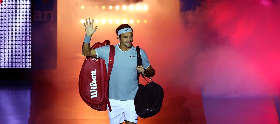 Roger Federer saluda a los aficionados en su vuelta a las pistas Roger Federer saluda a los aficionados en su vuelta a las pistas