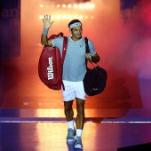 Roger Federer saluda a los aficionados en su vuelta a las pistas