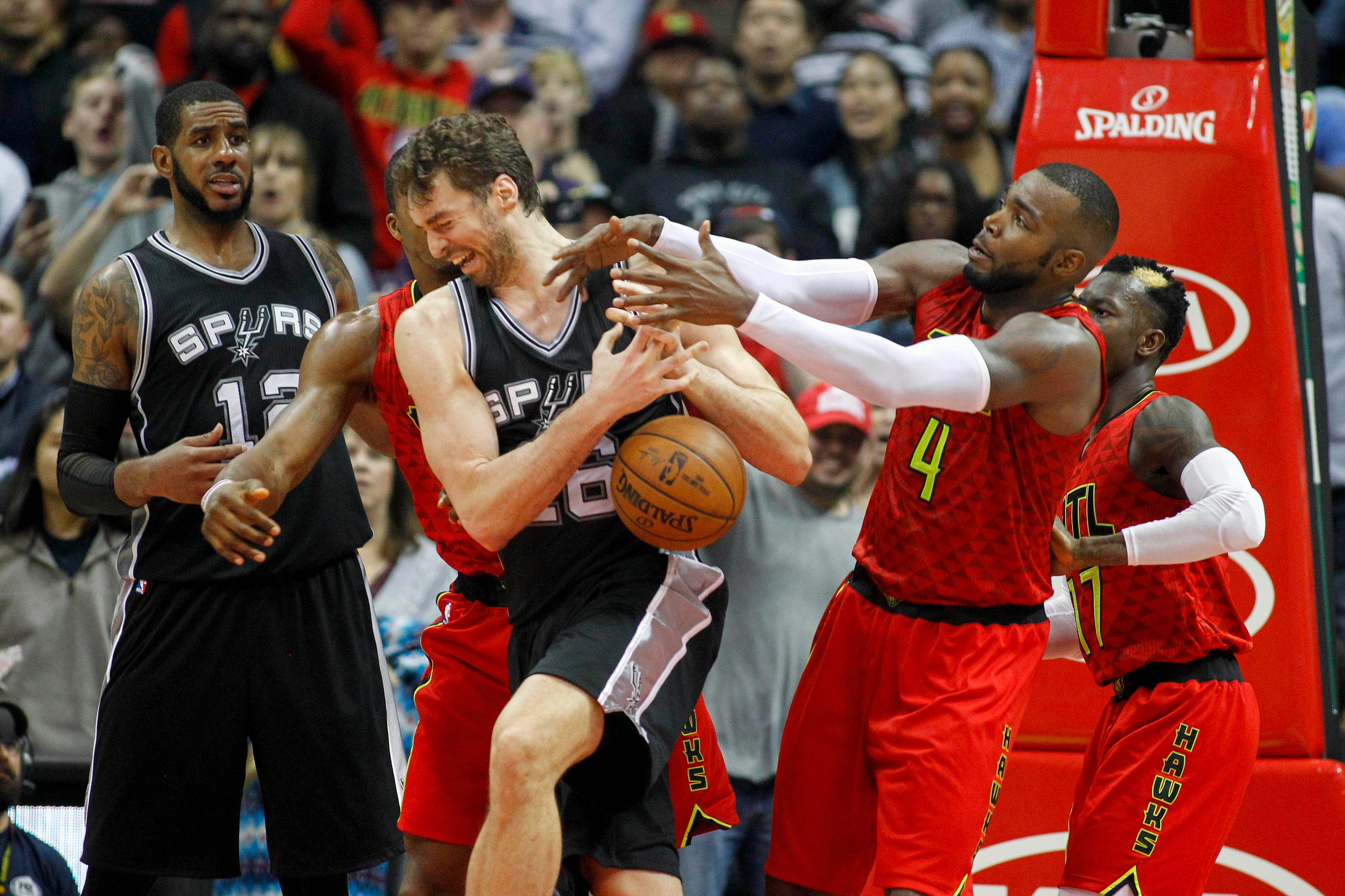Los Spurs pierden en la prórroga contra los Hawks con Pau Gasol rozando el doble-doble Los Spurs pierden en la prórroga contra los Hawks con Pau Gasol rozando el doble-doble
