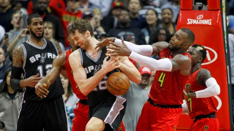 Pau Gasol lucha un rebote con Millsap