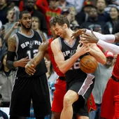 Pau Gasol lucha un rebote con Millsap Pau Gasol lucha un rebote con Millsap