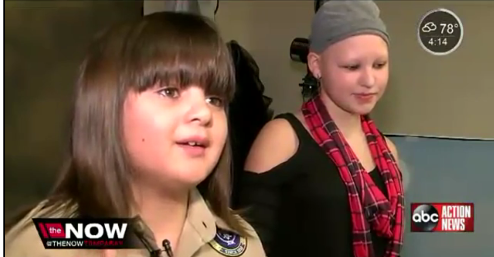 Un niño se deja crecer el pelo durante dos años para donárselo a su amiga con alopecia Un niño se deja crecer el pelo durante dos años para donárselo a su amiga con alopecia