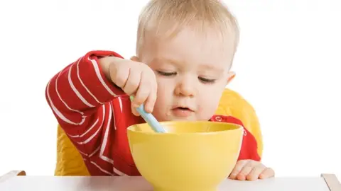 Niño desayunando Niño desayunando