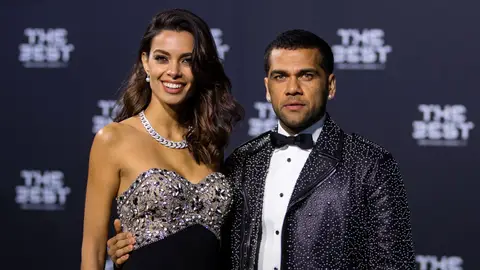 Dani Alves con un atrevido 'look' y junto con su pareja en los premios 'The Best' Dani Alves con un atrevido 'look' y junto con su pareja en los premios 'The Best'