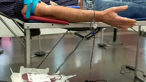 Una persona donando sangre Una persona donando sangre