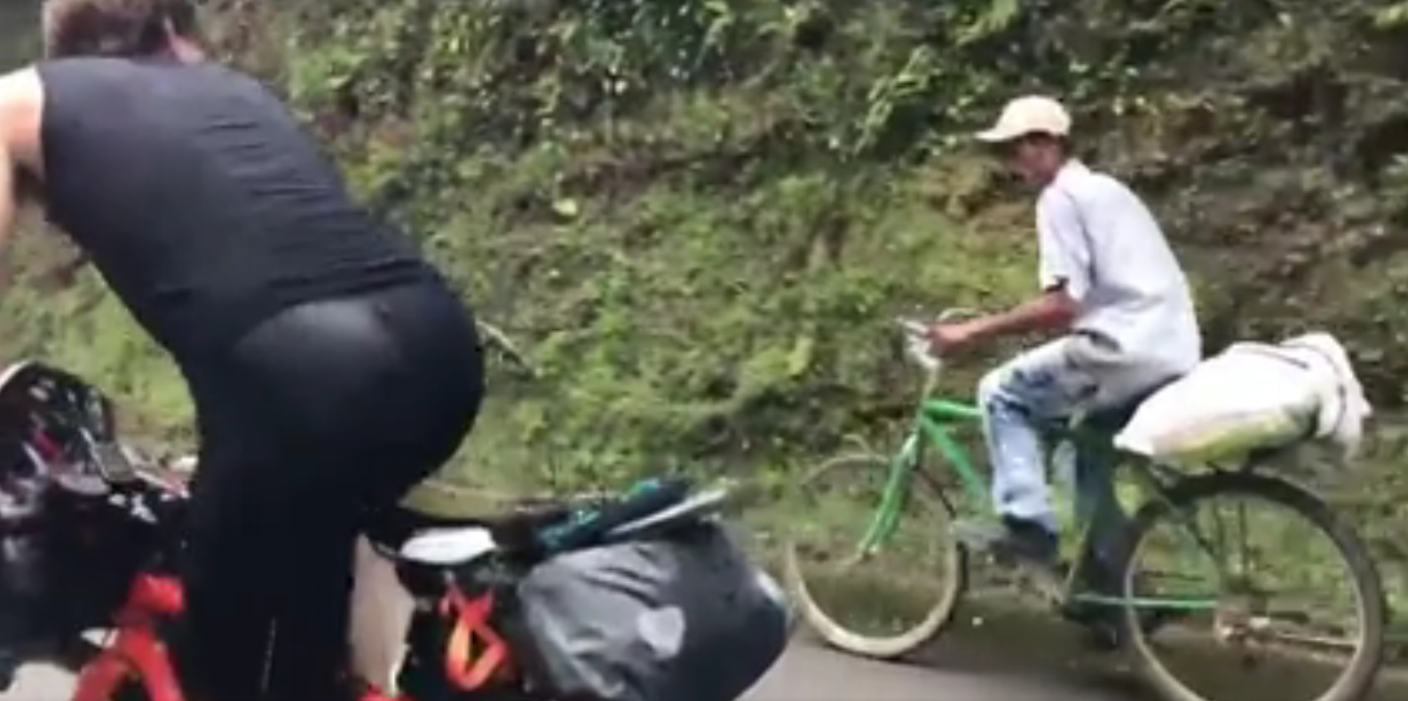 Un campesino colombiano sube una montaña en bicicleta más rápido que dos triatletas europeos Un campesino colombiano sube una montaña en bicicleta más rápido que dos triatletas europeos