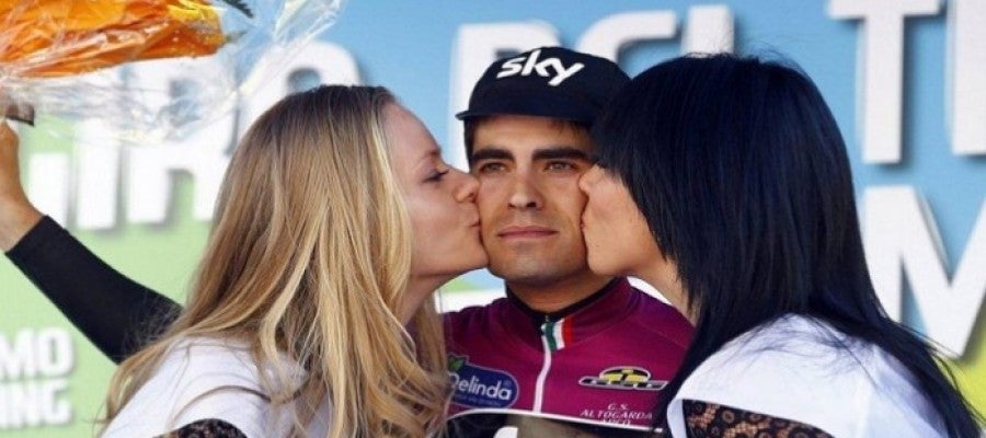 Mikel Landa, en el podio junto a dos azafatas Mikel Landa, en el podio junto a dos azafatas