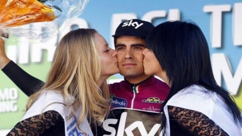 Mikel Landa, en el podio junto a dos azafatas