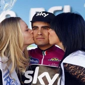 Mikel Landa, en el podio junto a dos azafatas Mikel Landa, en el podio junto a dos azafatas