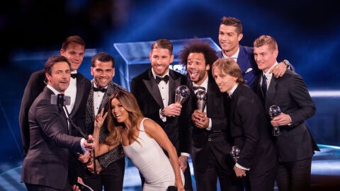 Selfie de los presentadores de los premios 'The Best' con el once ideal de la FIFA