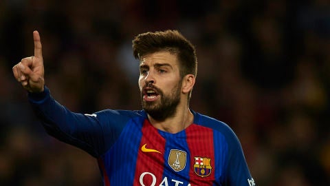 Gerard Piqu&eacute; protesta una acci&oacute;n en un partido con el Bar&ccedil;a