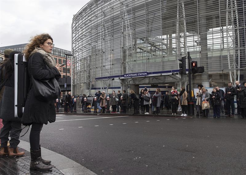 La huelga del metro de Londres provoca el cierre de estaciones y la suspensión de la mayoría de líneas La huelga del metro de Londres provoca el cierre de estaciones y la suspensión de la mayoría de líneas