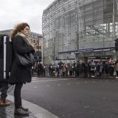 Londinenses esperan un medio de transporte alternativo a la salida de la estación de metro de Blackfiars hoy durante la huelga de 24 horas