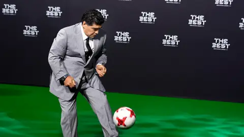 Maradona dando toques a un balón durante los premios 'The Best' Maradona dando toques a un balón durante los premios 'The Best'
