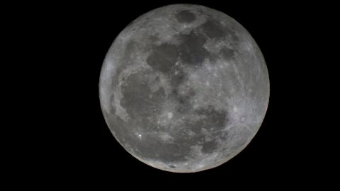Luna llena fotografiada en el Puerto de Sagunto (Valencia). 